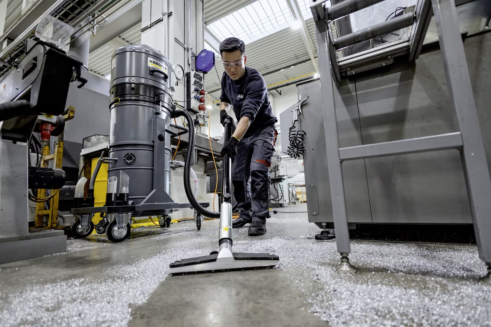 Industriereinigung mit Kärcher Industriesauger in der Produktion
